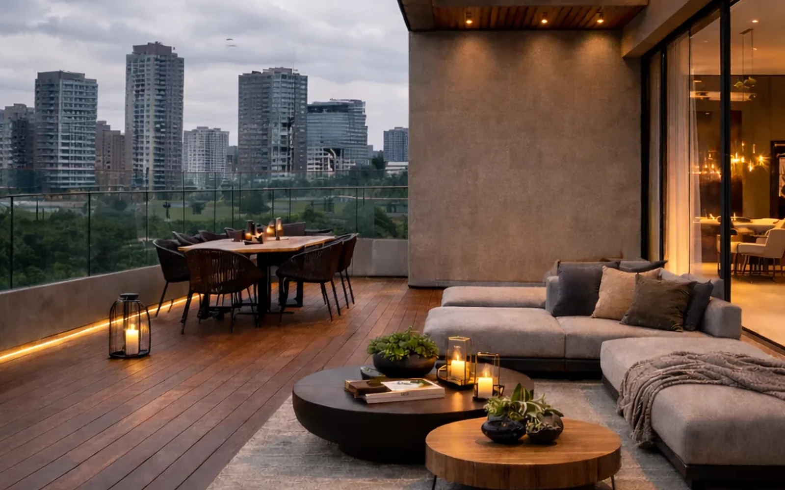 Deck exterior moderno en terraza de lujo con diseño contemporáneo y vegetación tipo oasis