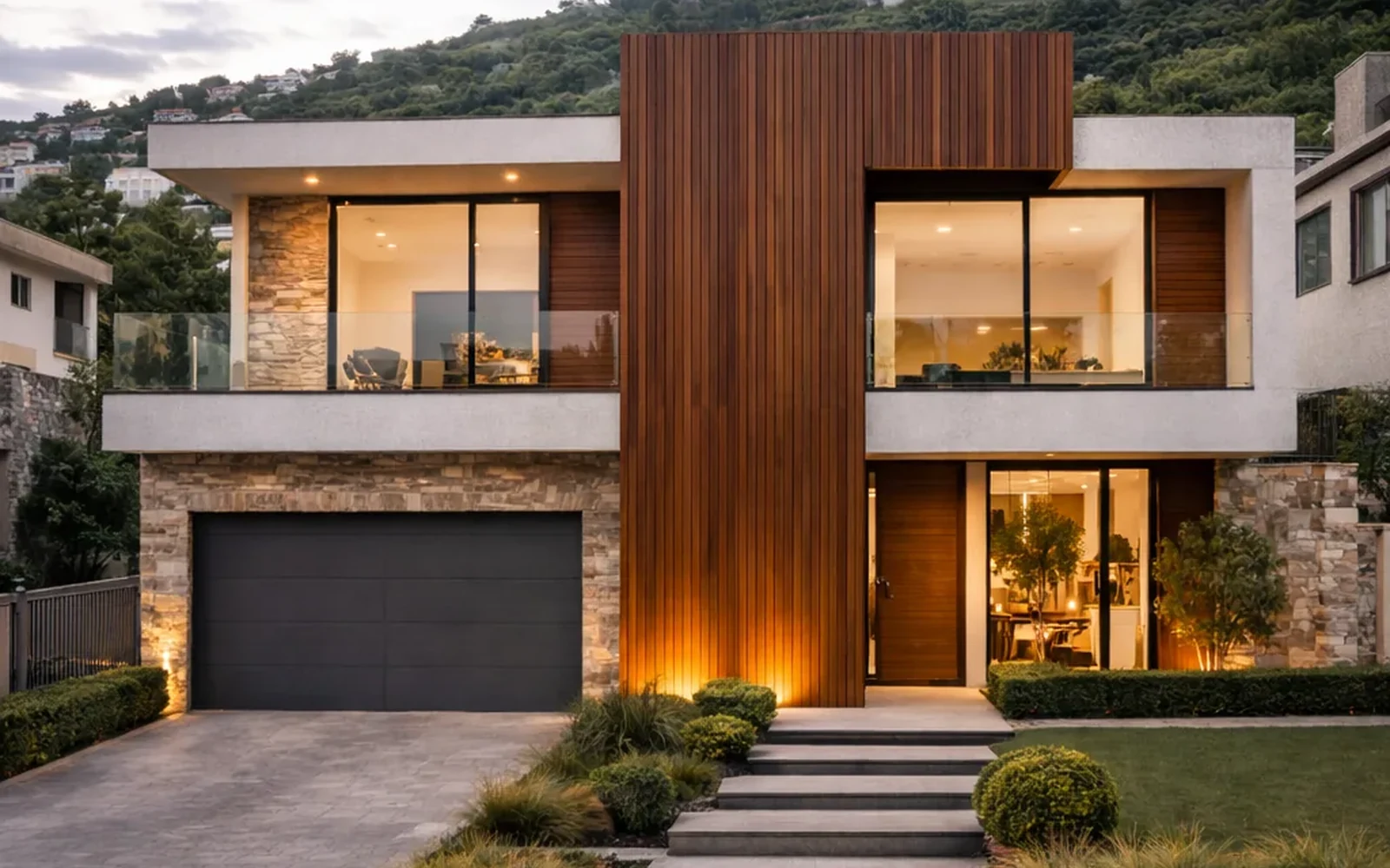 Lambrín exterior moderno en fachada residencial contemporánea en Lomas Verdes México