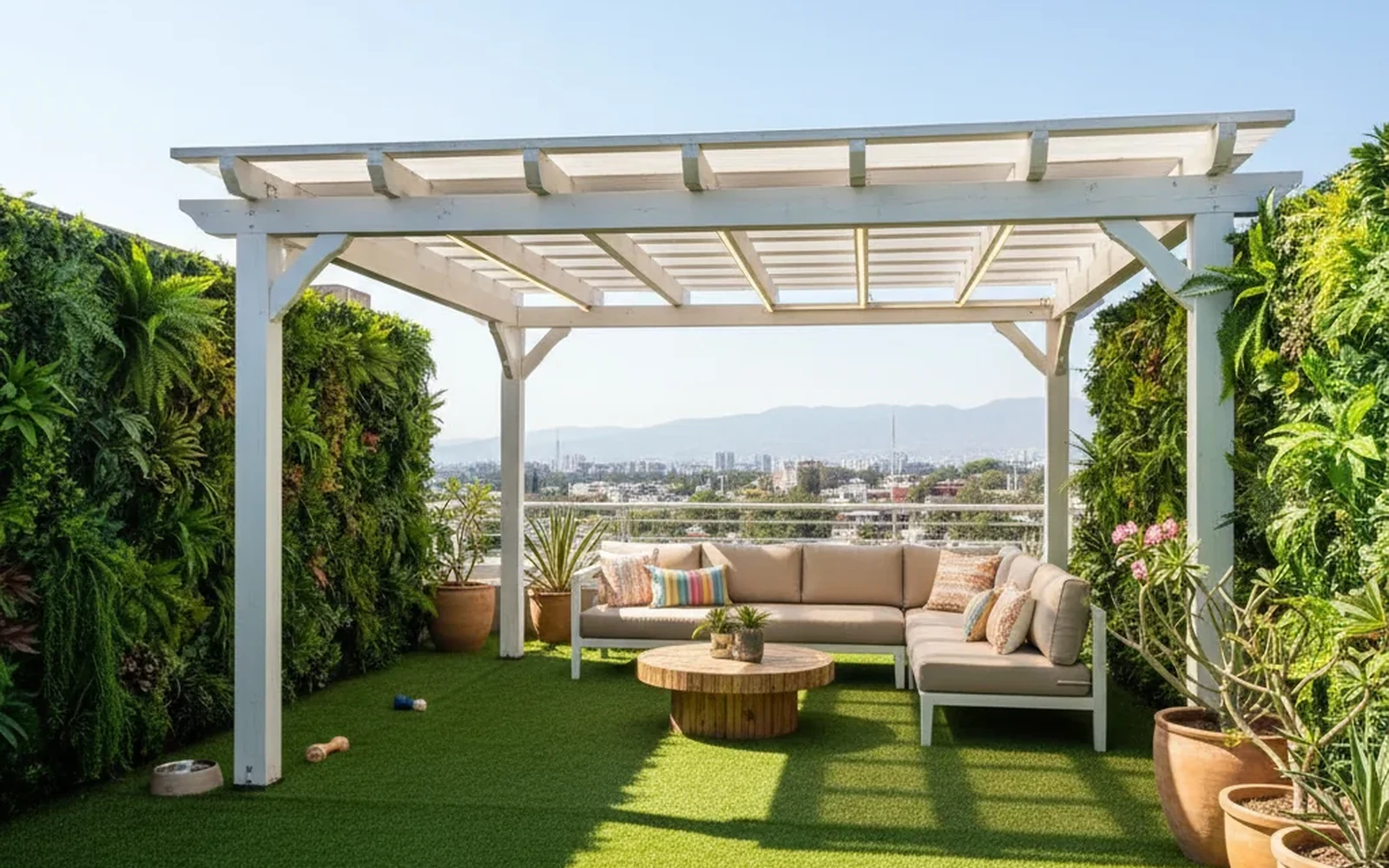 Terraza moderna con pasto artificial de alta gama, mobiliario de madera y muro verde