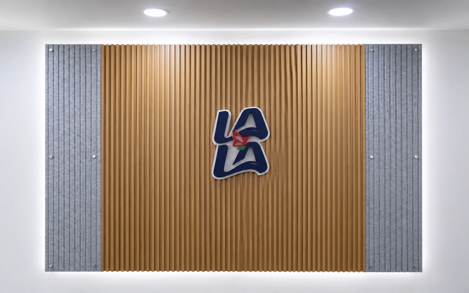 Sala moderna con muro de lambrín vertical y mobiliario contemporáneo
