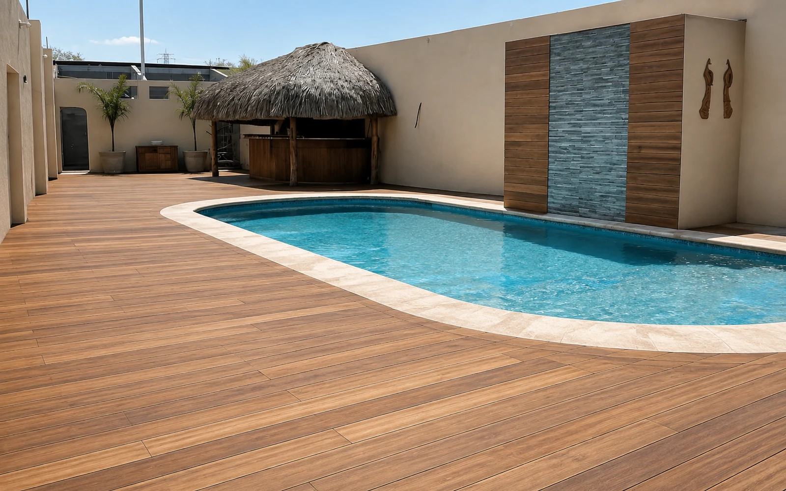 Terraza contemporánea con deck WPC en piso y muro